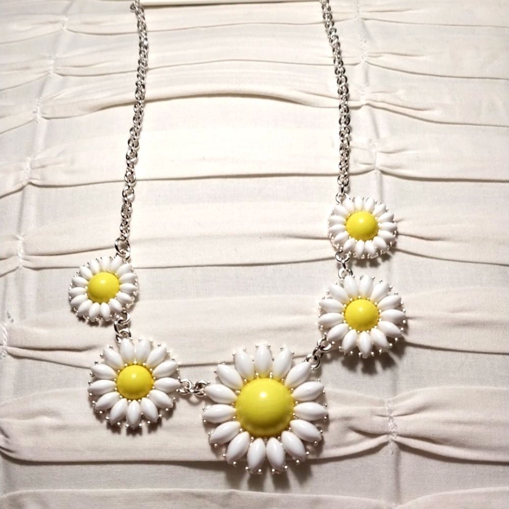 Silver Necklace with Daisies